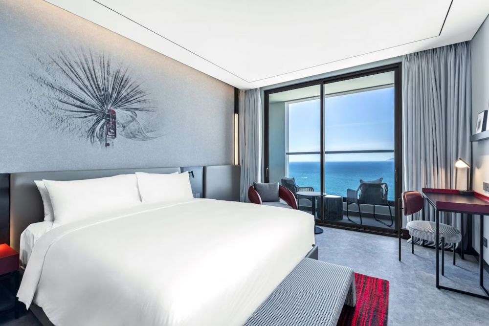 Deluxe CV/OV Room, Radisson RED Danang 5*