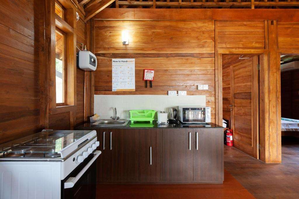 Wooden Chalet, Hide Away Holiday Apartments 