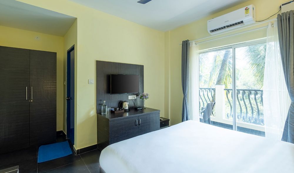 Acacia AC, Blue Door Hotel Morjim 2*