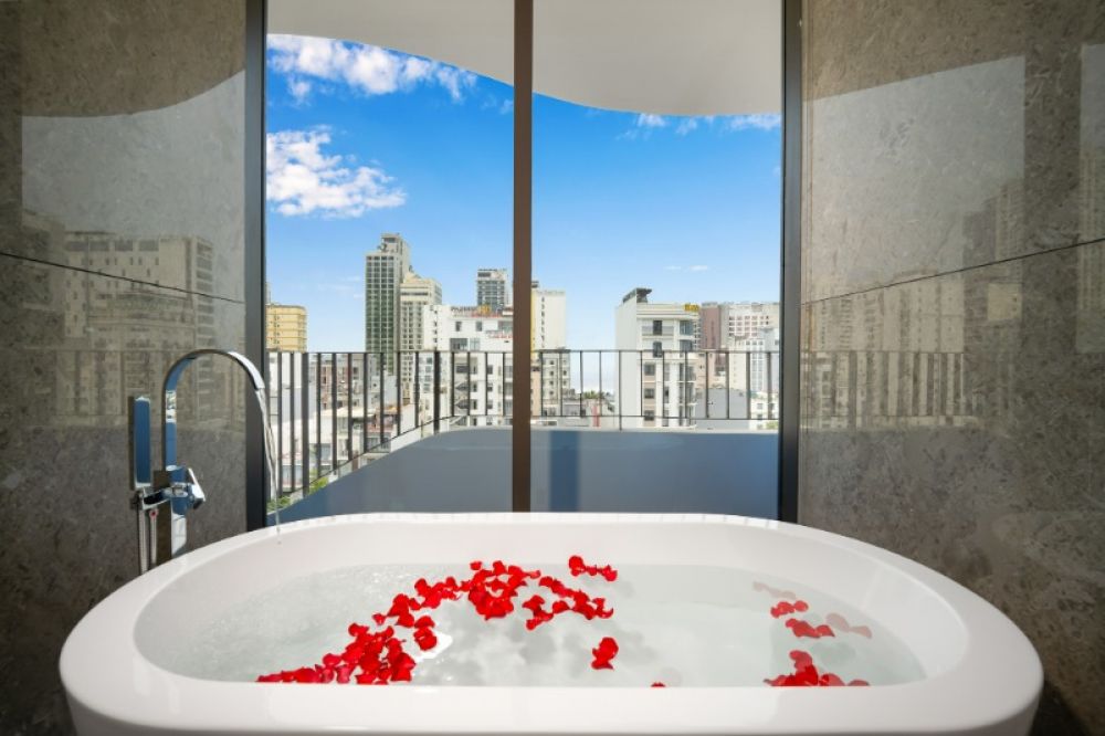 Deluxe Double with Bathtub & Balcony, Golden Lotus Grand Hotel 4*