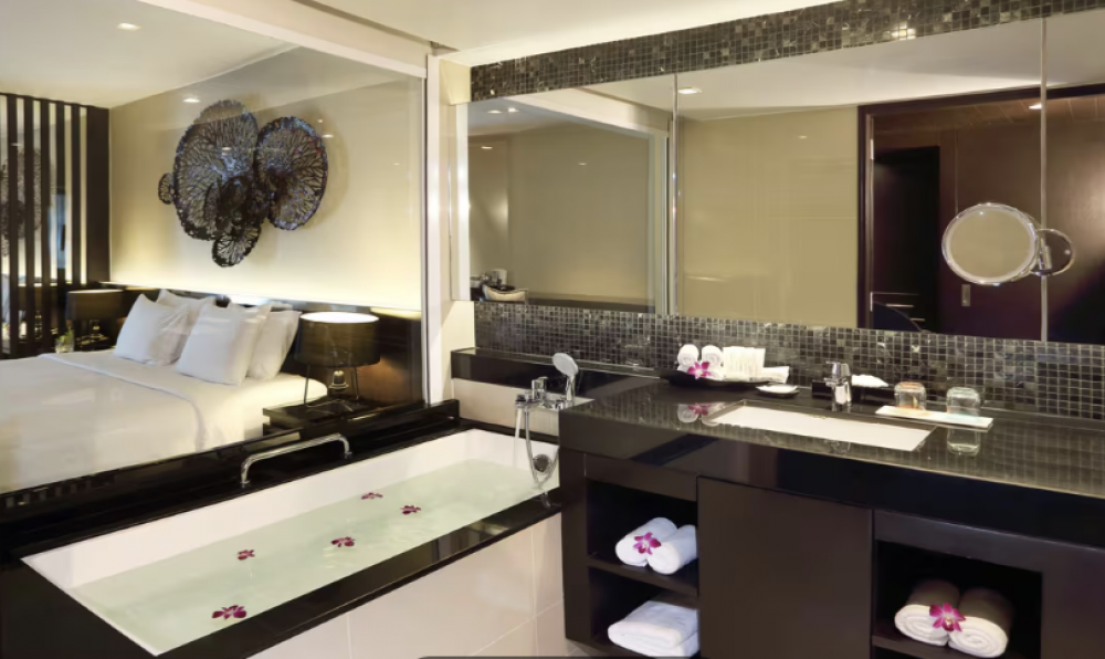 Deluxe View Junior Suites, Le Meridien Phuket 5*