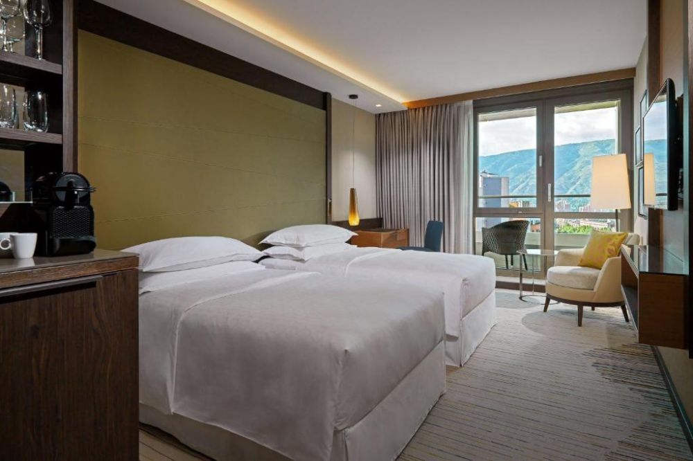 Deluxe, Sheraton Grand Tbilisi Metekhi 5*