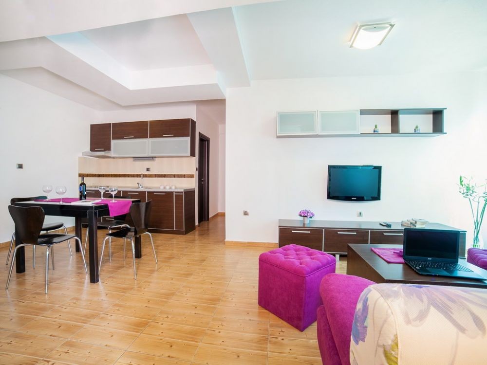 1 Bedroom App With Balcony, Apartments Raymond 