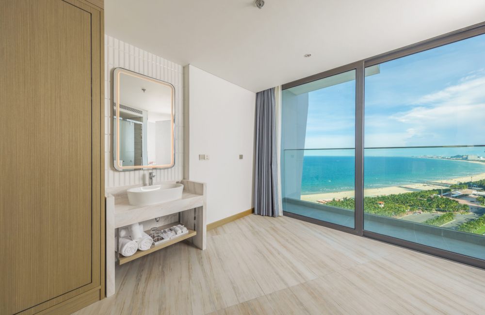 Deluxe Double Partial Sea View & City View, Awaken Danang 5*