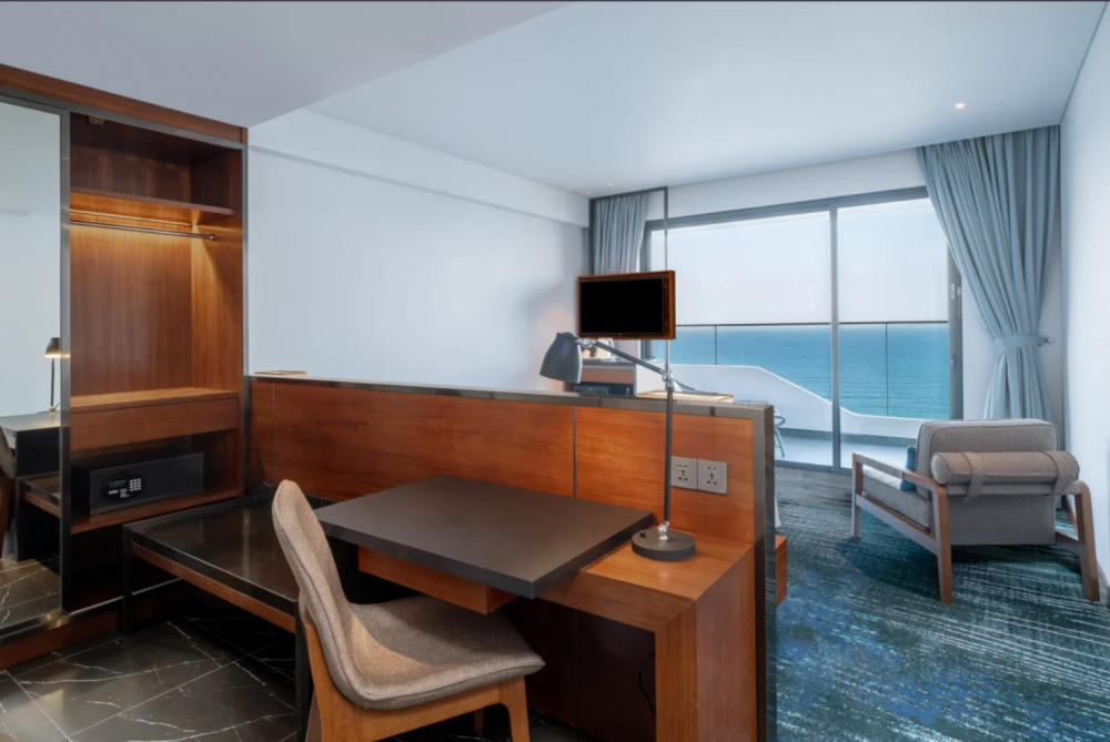 Deluxe Corner Room Ocean View with Balcony, Hilton Garden Inn Da Nang 4*
