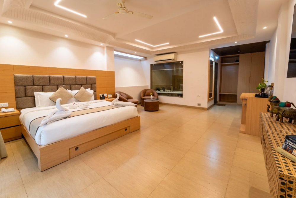 Luxury Couple with jacuzzi bathtub, Grandeur De Sanchi 4*