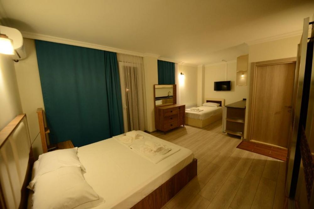 Studio, Aristocrat 4*