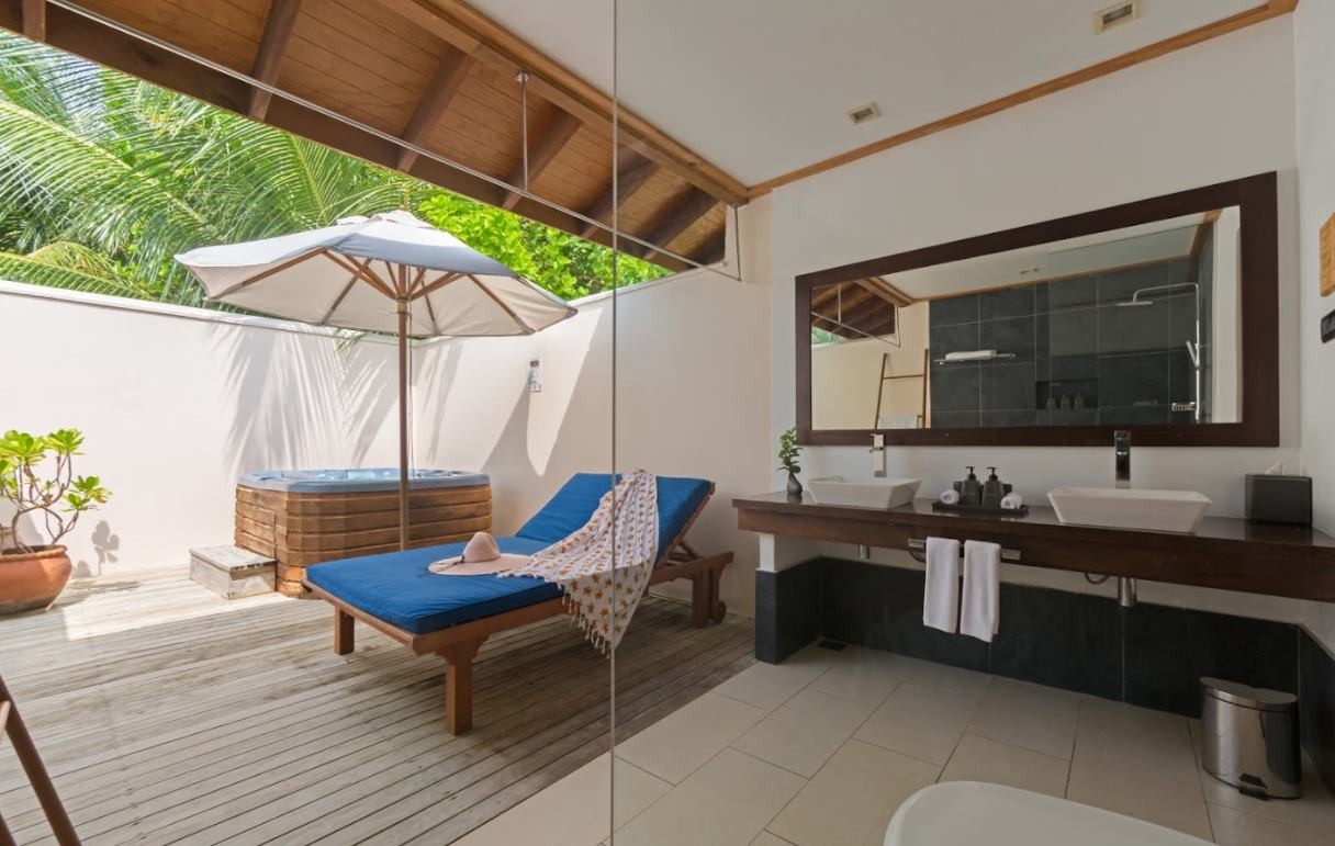 Jacuzzi Beach Villa, Vilamendhoo Island Resort & Spa 4*