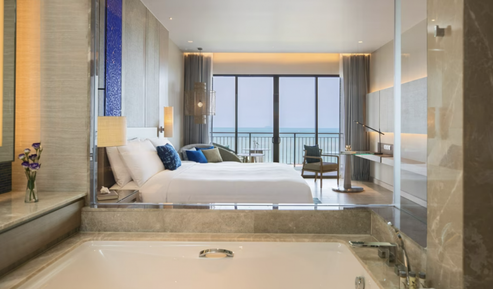 Guestroom Balcony Sea View, Renaissance Pattaya Resort & SPA 5*