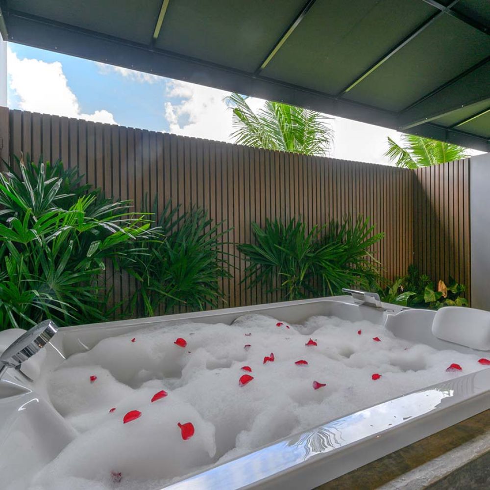 Deluxe Jacuzzi, Tour De Phuket Hotel 4*