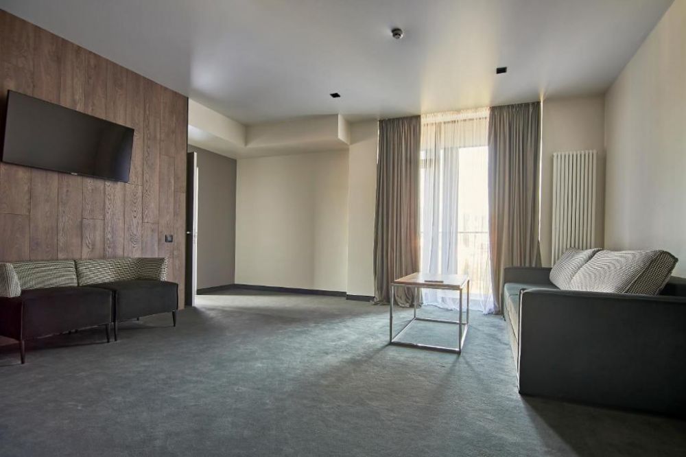 Suite, Fomich Residence 