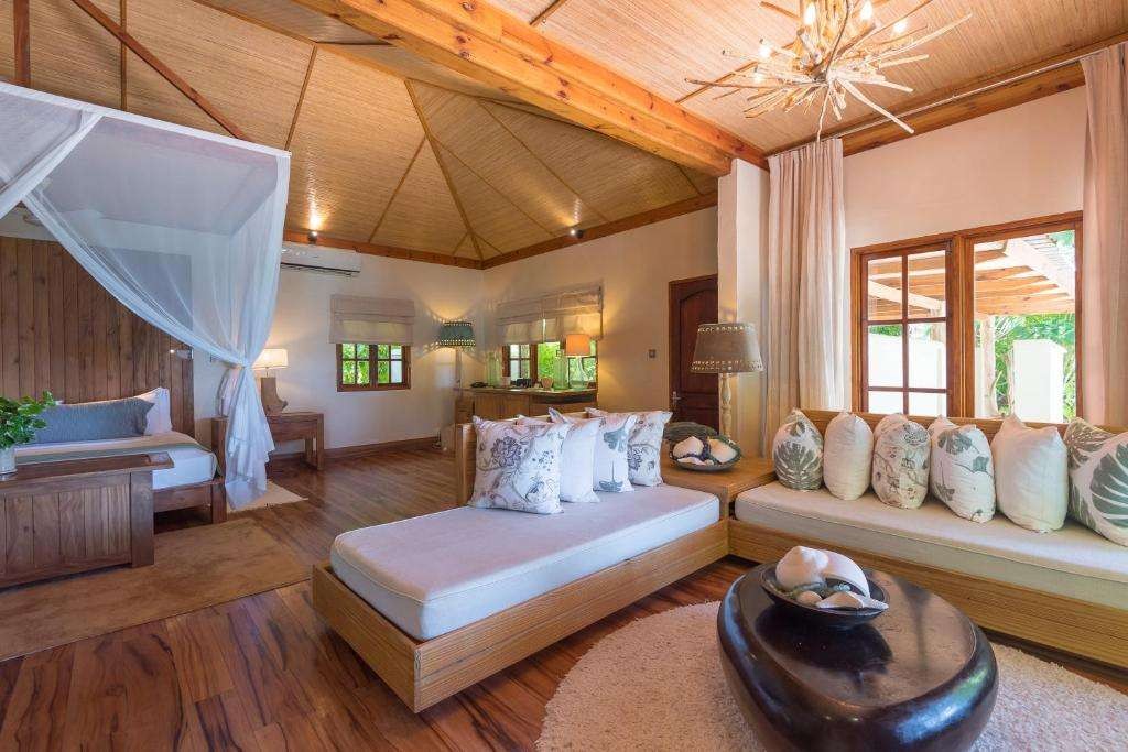 Beach Villa, Denis Private Island 5*