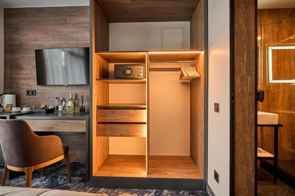 Economy Room, Fomich Residence 