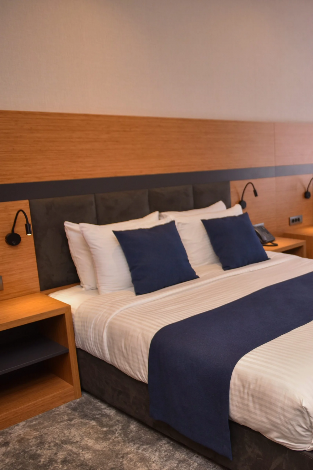 Family Room Back View/City View, Monarch 4*