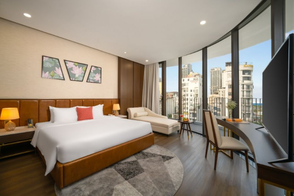 Suite with Bathtub & Balcony, Golden Lotus Grand Hotel 4*