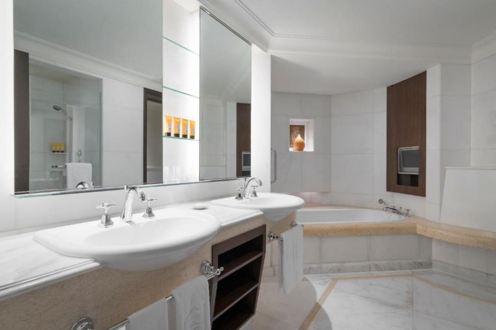 One Bedroom Suite (The Valley Wing), Shangri-La Hotel Singapore 5*