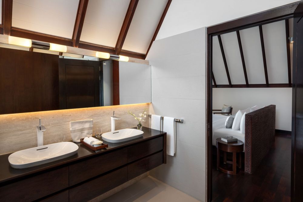 Overwater Ocean Suites with Infinity Pool (18+), Heritance Aarah 5*