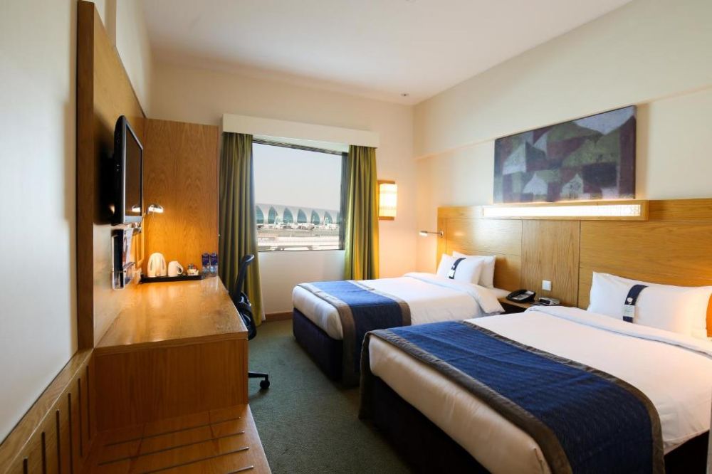 Standard, Holiday Inn Express Dubai Airport 2*