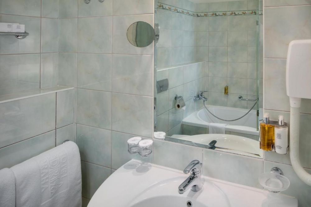 Double Standard, Adria Hotel Prague 4*