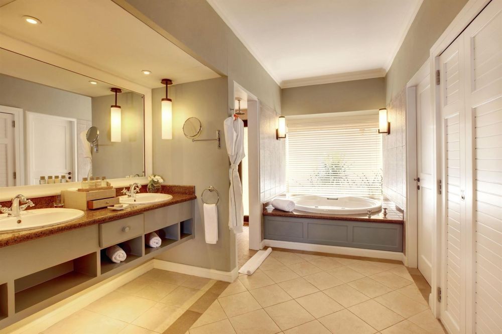 Club Beachfront Junior Suite (ground floor terrace/upper floor), Outrigger Mauritius Beach Resort 5*