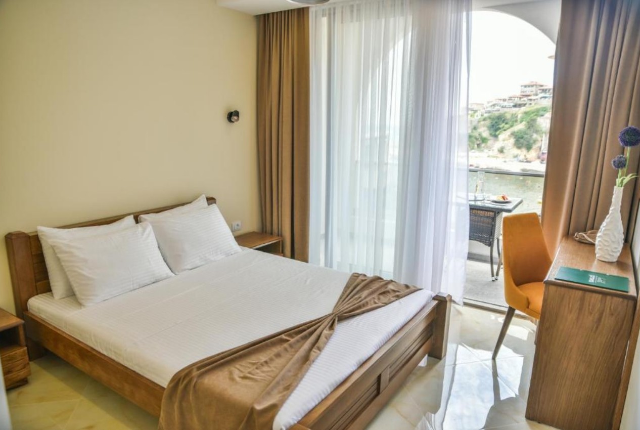 Deluxe, Prova Hotel 4*