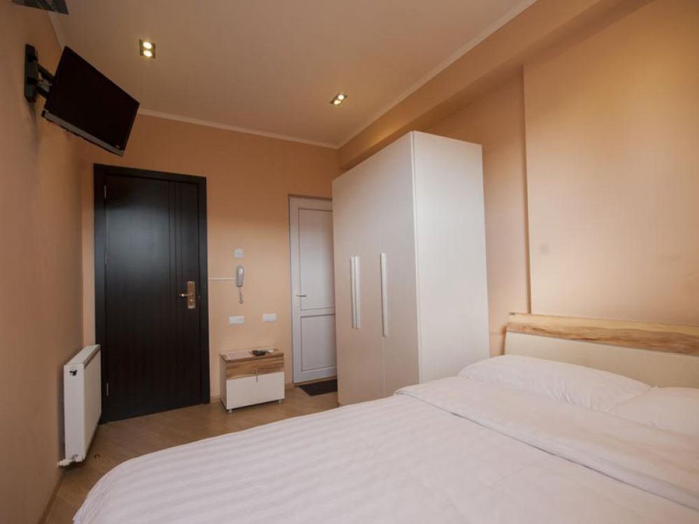 Economy DBL/TRPL, London Palace 3*