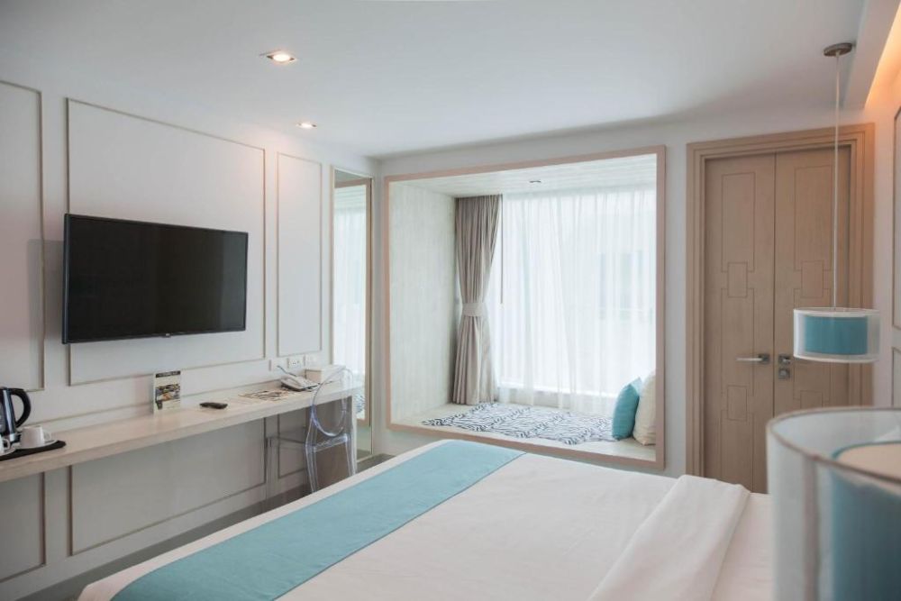 Deluxe Room, The Bloc Hotel 4*