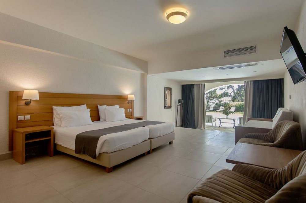 Ionian Blue Suite Sharing Pool, Corfu Holiday Palace 5*