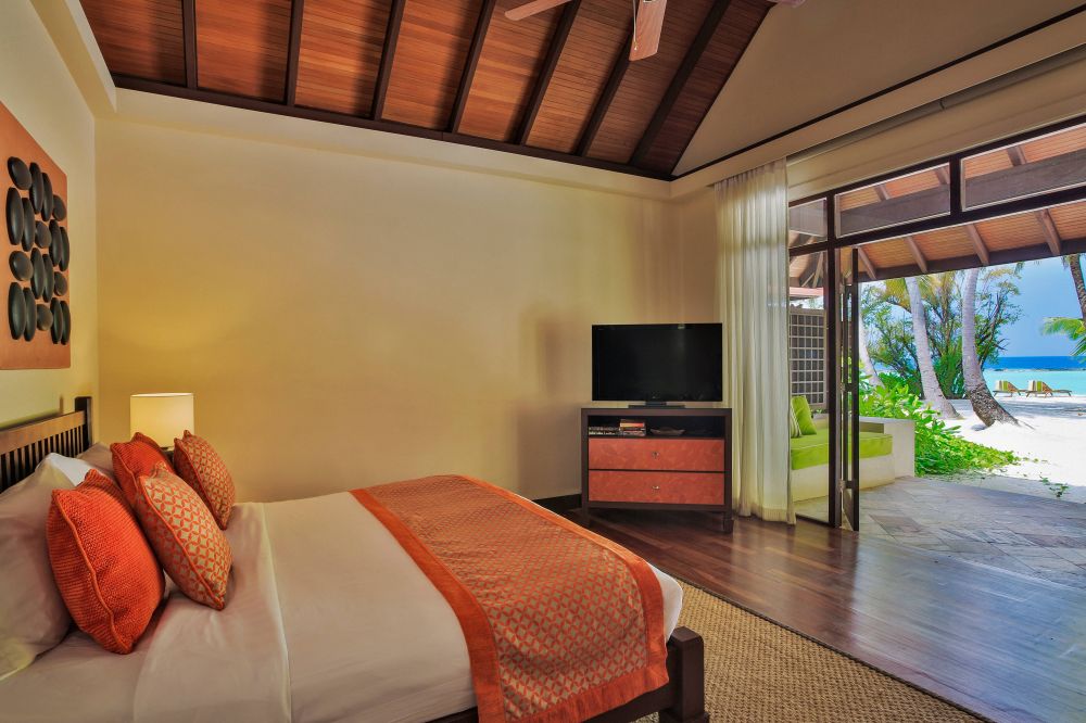 Beachfront Deluxe Bungalow, Kurumba Maldives 5*