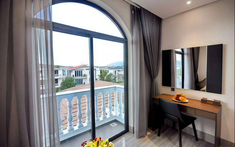 Deluxe with balcony, Crown Nguyen Hoang 4*