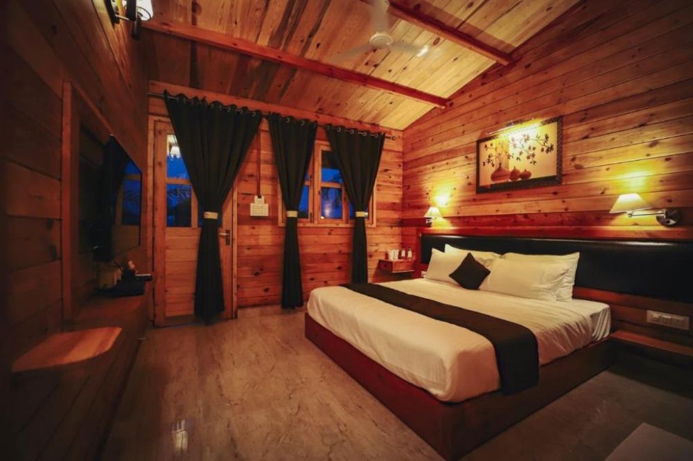 Deluxe Wooden Cottage with AC, Grand Vatika Resort 4*