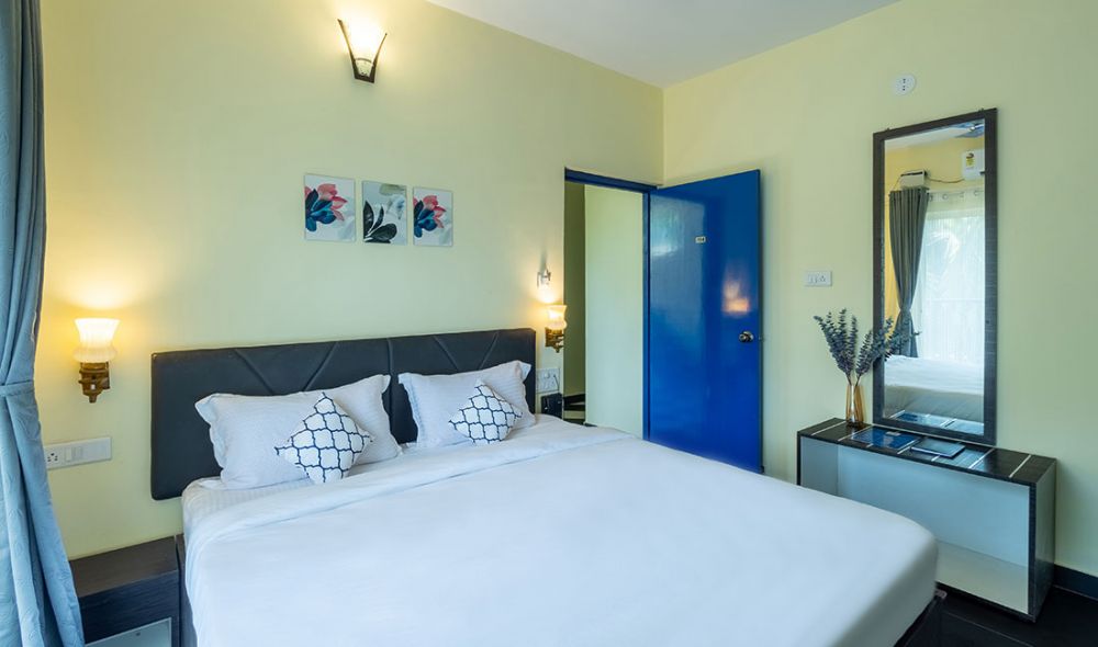 Acacia AC, Blue Door Hotel Morjim 2*