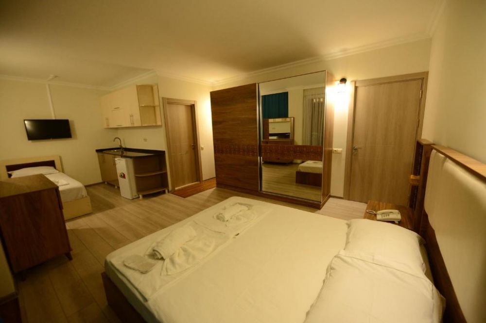 Studio, Aristocrat 4*