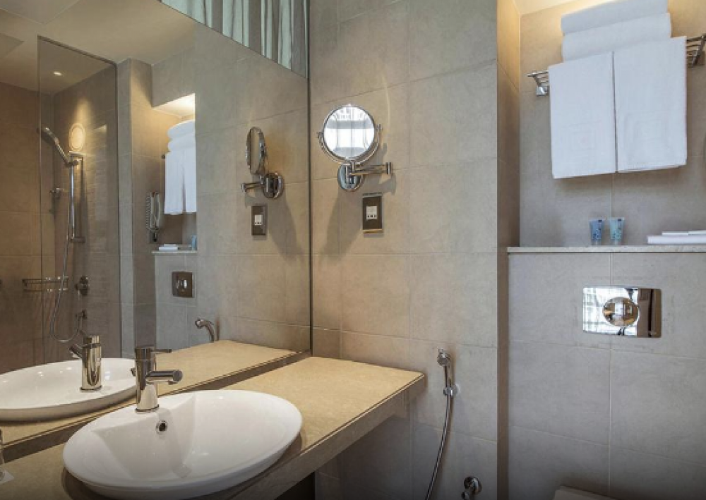 1 Queen 2 Twin Premium Family Suite Plaza View, Yas Plaza Circuit (ex. Centro Yas Island Rotana) 3*