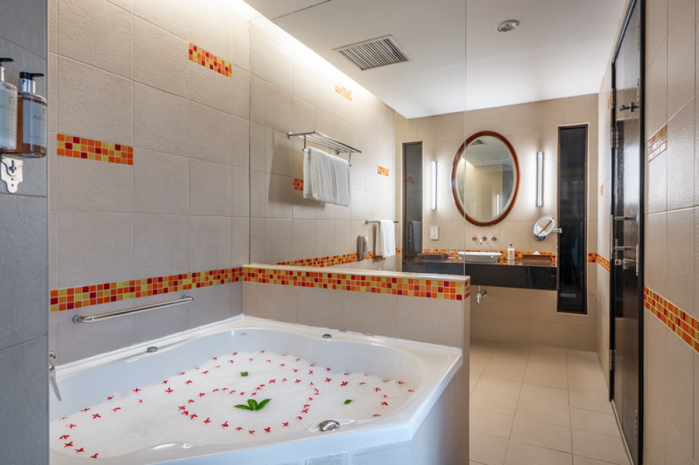 Super Deluxe Jacuzzi, Hulhule Island Hotel 4*