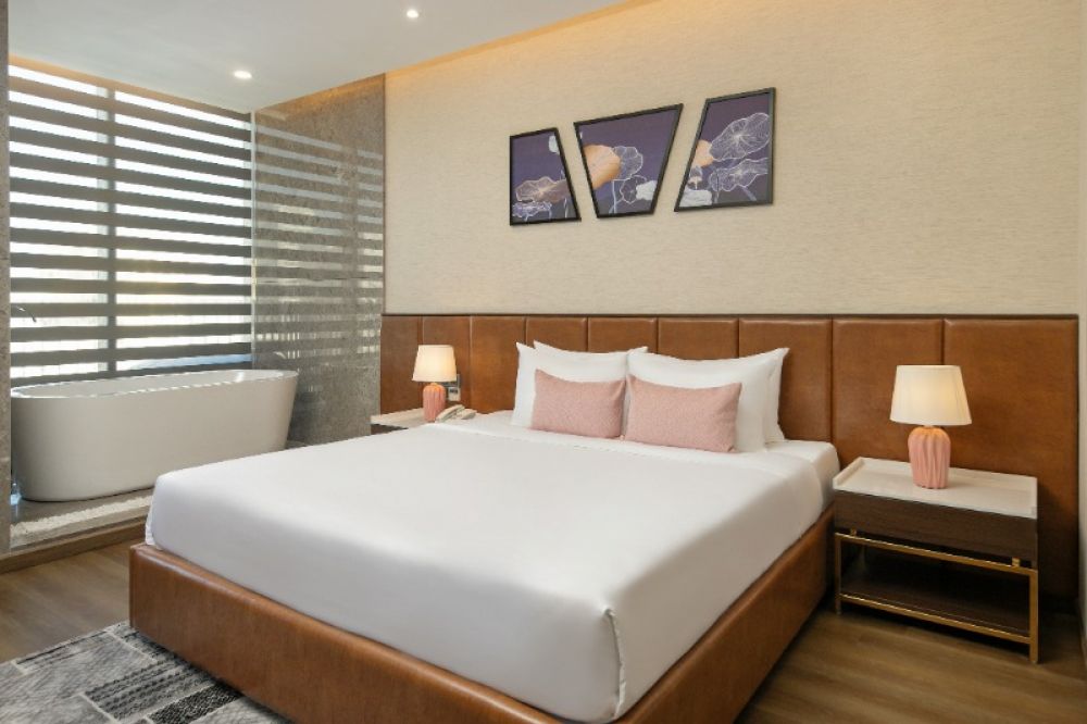 Deluxe Double with Bathtub & Balcony, Golden Lotus Grand Hotel 4*