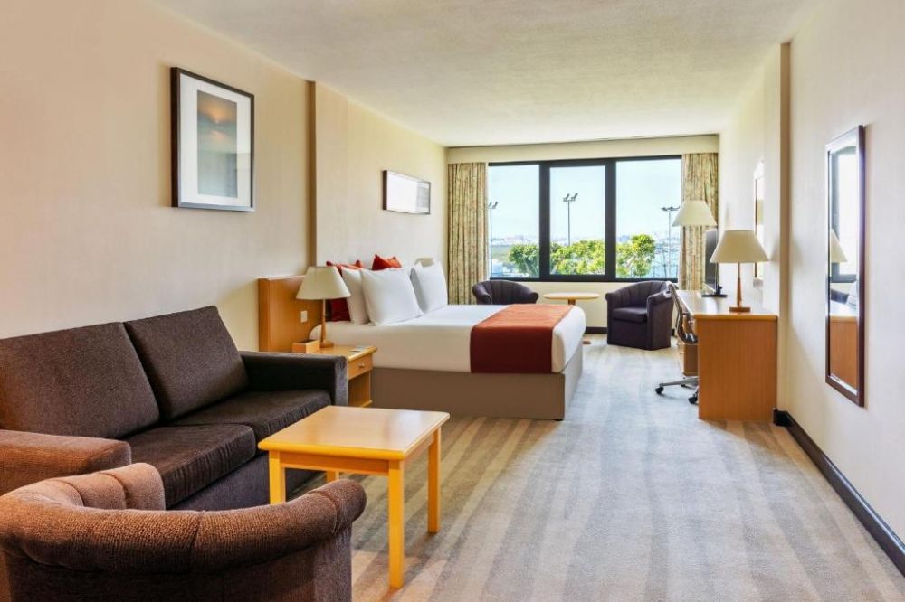 Family Room/Family Room Courtyard Access, Crowne Plaza Muscat 4*