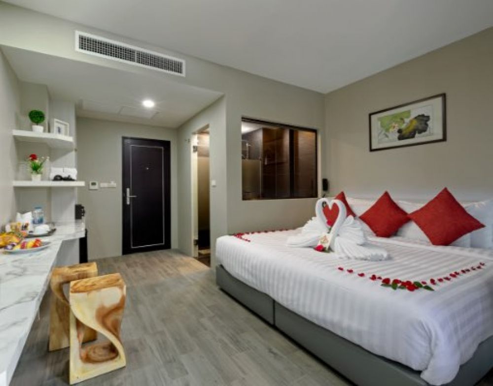 Deluxe Mountain View/ Sea View, Triple L Hotel Patong 4*