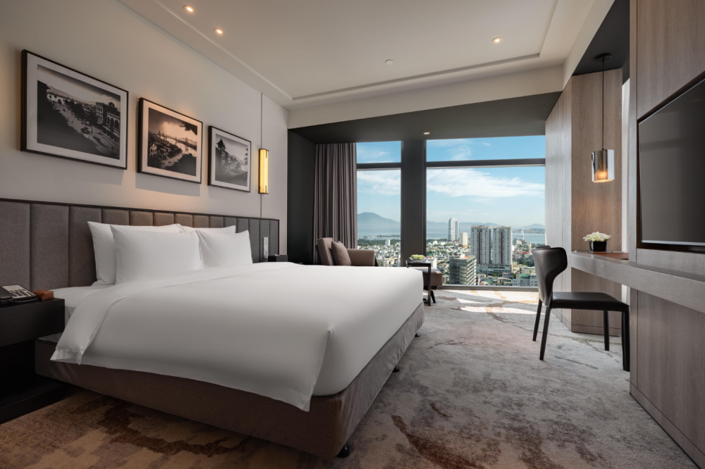 Standard, Crowne Plaza Danang City Center 5*