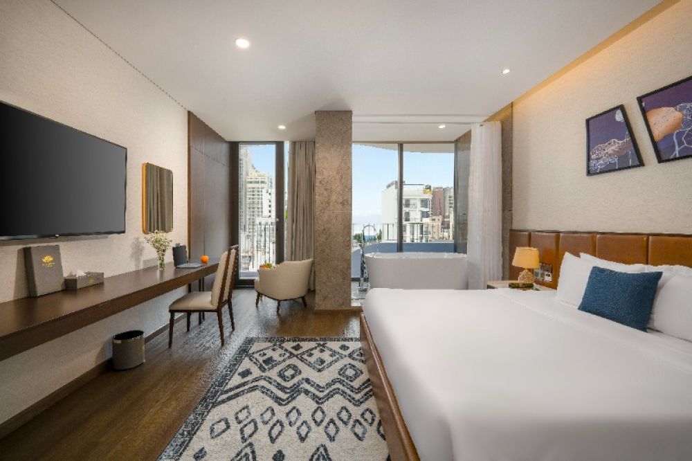 Deluxe Double with Bathtub & Balcony, Golden Lotus Grand Hotel 4*