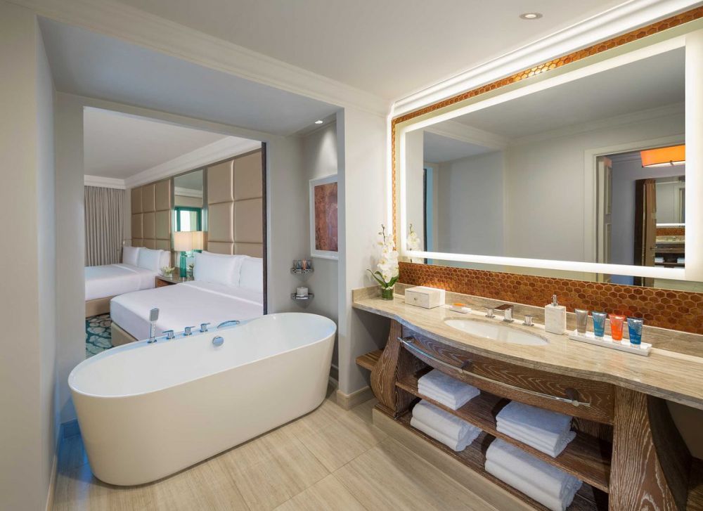 Palm Beach Deluxe Room, Atlantis The Palm, Dubaі 5*