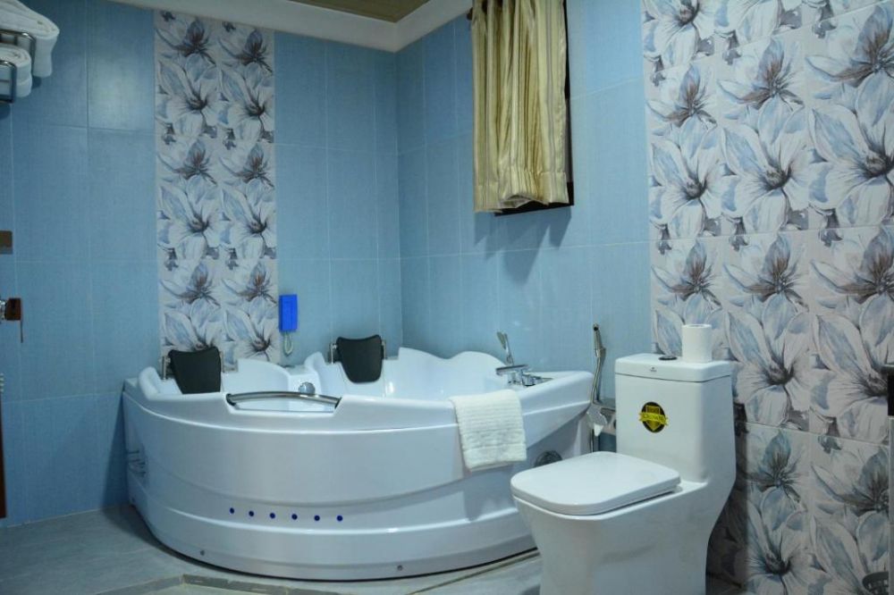 Super Deluxe, Gloria Grand Hotel 3*