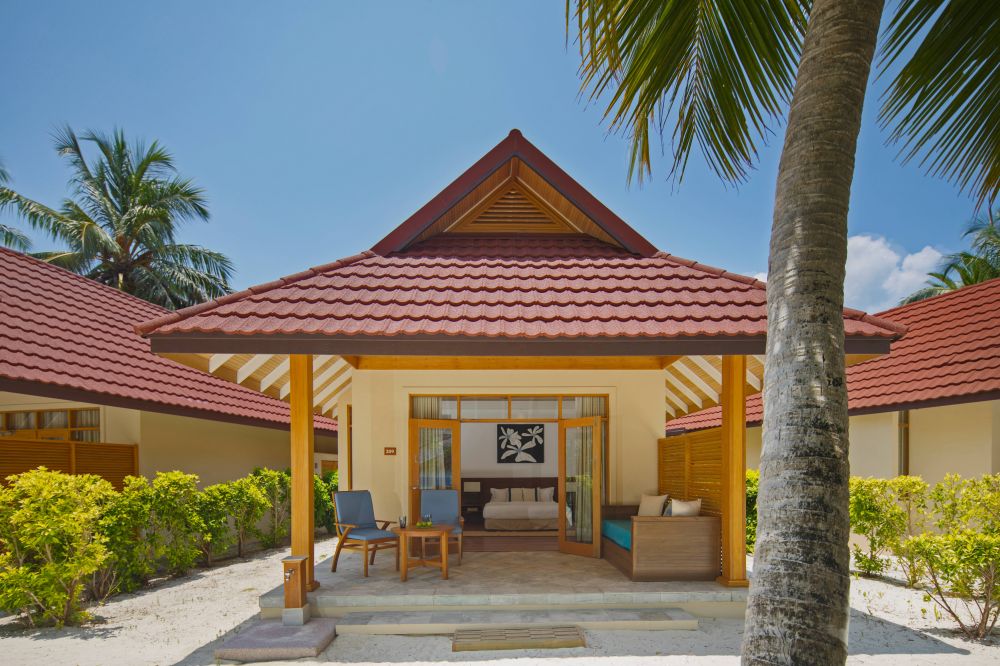 Beachfront Deluxe Bungalow, Kurumba Maldives 5*