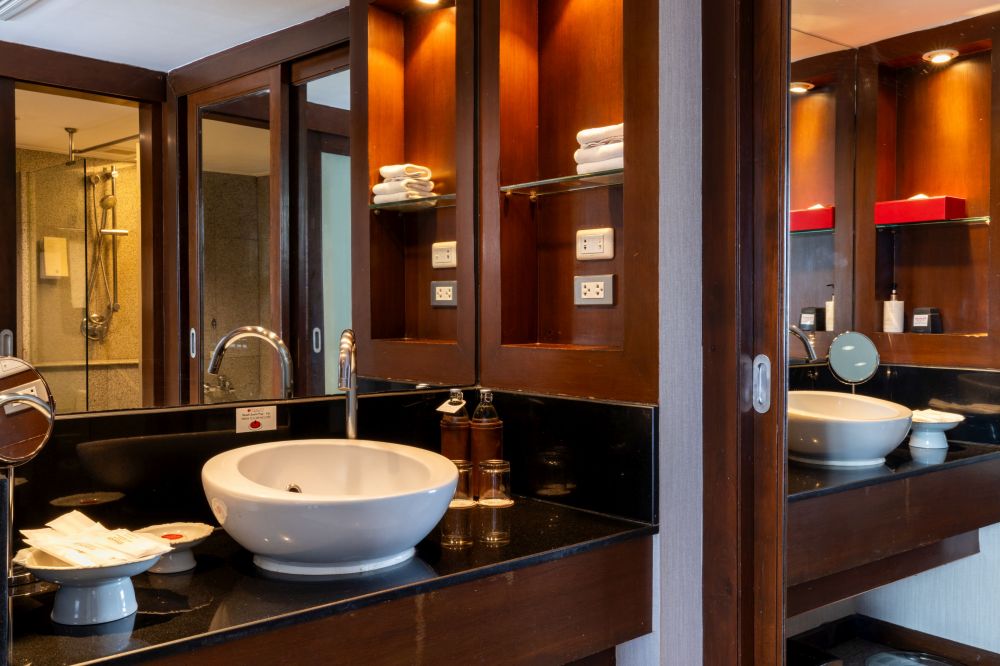 Balcony Suite River View Room, Ramada Plaza By Wyndham Bangkok Menam Riverside 5*
