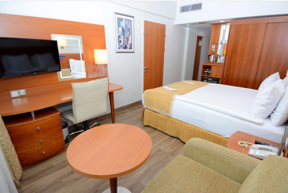 Standard, Holiday Inn Istanbul City 5*