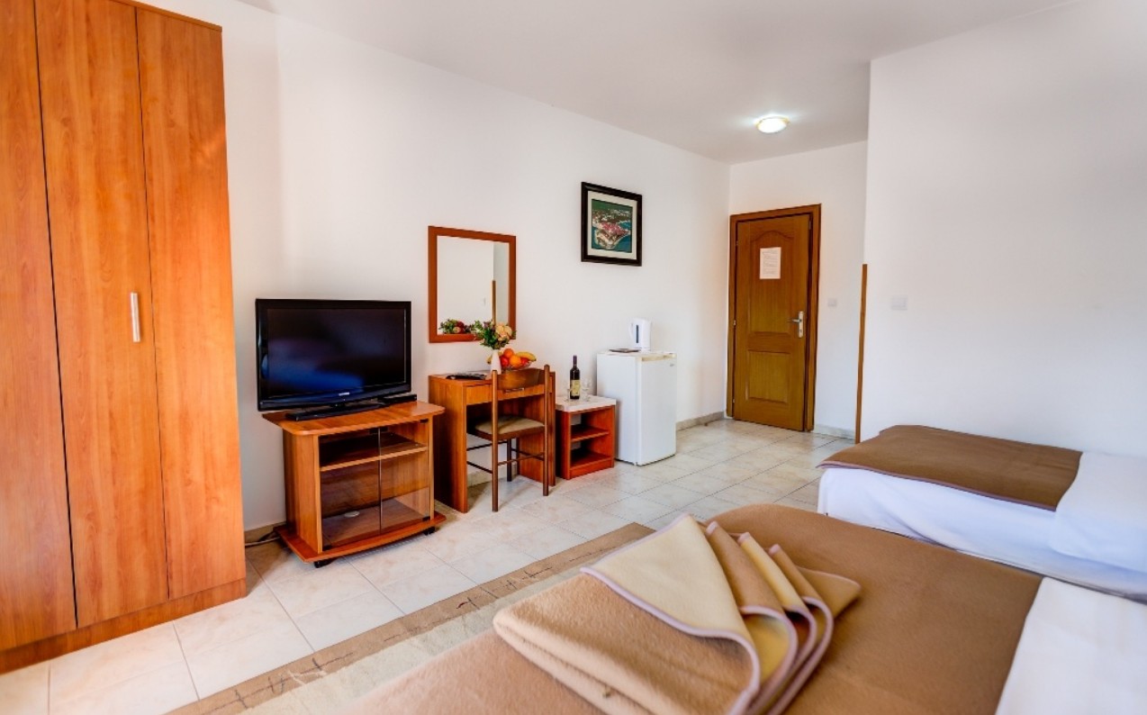 Triple Room, Anna Budva | Cat. B 