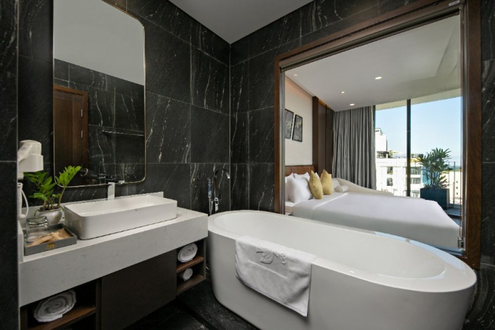 Suite with Bathtub & Balcony, Golden Lotus Grand Hotel 4*