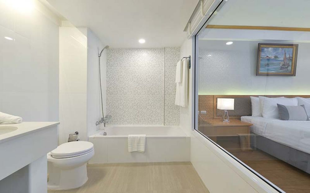 Deluxe Room With See Through Bathtub, The Beverly Hotel Pattaya 4*