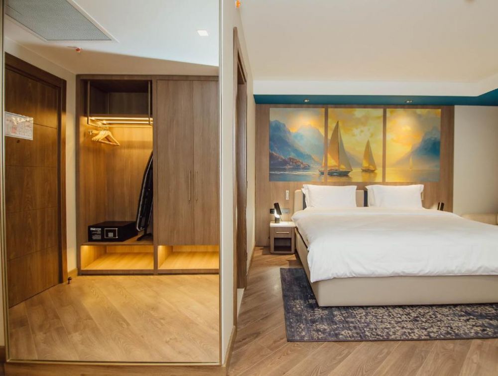 Premium King City View Room, La Quinta by Wyndham Batumi 4*