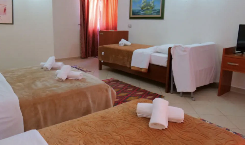 Family Quadruple Room, Veli 3*